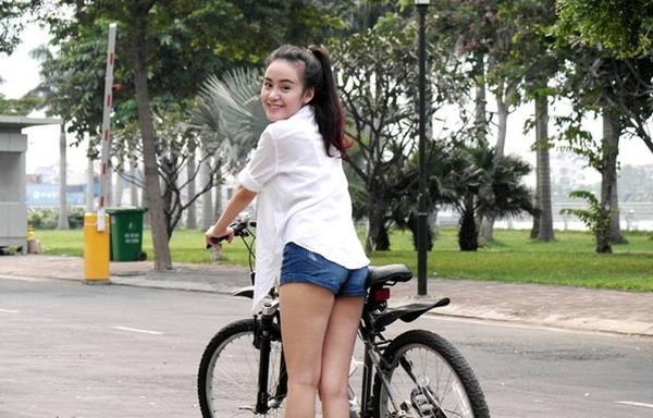 Bà Tưng tên thật là Lê Thị Huyền Anh, hot girl này mới 23 tuổi và hiện đang theo học tại trường Thiết kế nội thất ADS Hồ Chí Minh.