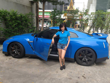 Chiếc áo xanh được bà Tưng lựa chọn để tạo dáng "đồng bộ" cùng siêu xe màu xanh.