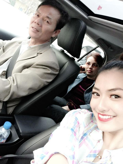 Hồng Quế lái xe đưa ba mẹ đi chơi.