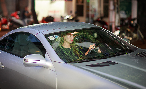 Hồng Quế lái chiếc xe Mercedes SLK 200, giá 2,5 tỷ đồng đi thử đồ khiến nhiều người ngưỡng mộ.