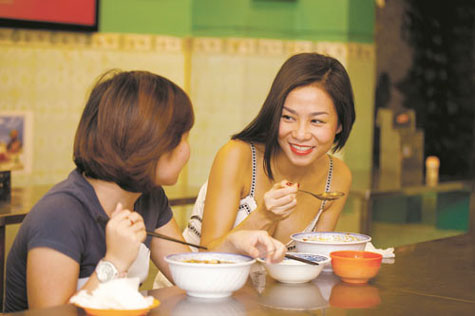 Thu Minh tươi cười thường thức bữa ăn.