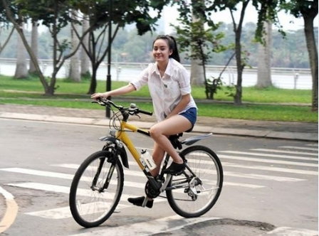 Bà Tưng giản dị tạo dáng cùng chiếc xe đạp thể thao. Hình ảnh chân quê, mộc mạc của cô thôn nữ khiến nhiều người thích thú.