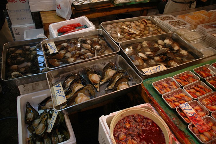 Hiện, Tsukiji là chợ cá lớn nhất thế giới, với diện tích trên 220.000 m2. Khu chợ này có 1.677 gian hàng, trong số đó có 929 gian hàng buôn bán cá.