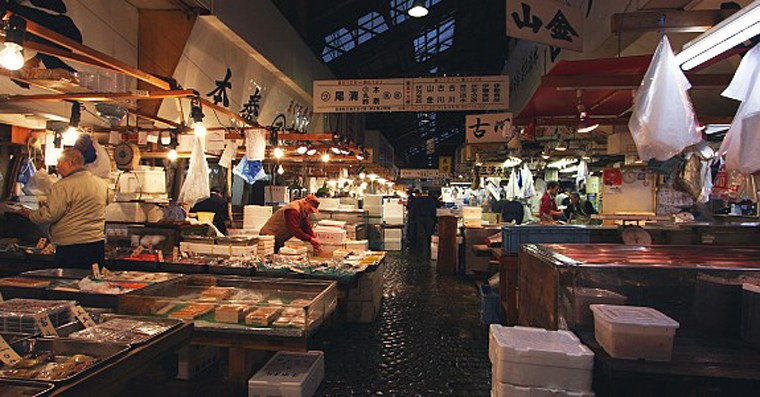 Chợ cá Tsukiji là khu chợ chuyên bán buôn, cung cấp phần lớn lượng hàng cho các nhà hàng tại Tokyo.