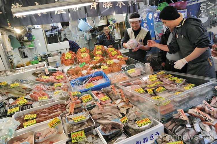 Đến với chợ cá Tsukiji, khách hàng sẽ được chứng kiến không khí hối hả khẩn trương của những cuộc mua bán, vận chuyển hàng hóa tấp nập.