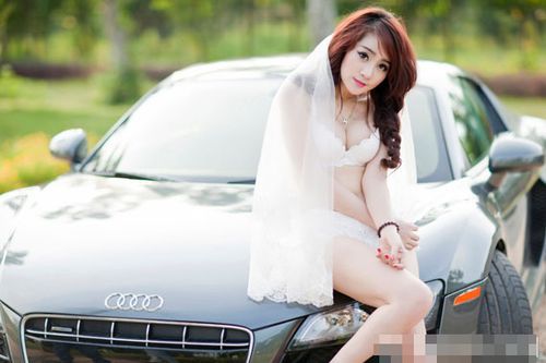 Trong chiếc khăn voan cô dâu, Hằng Na nóng bỏng bên siêu xe Audi.