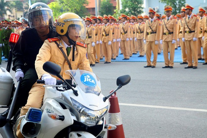 Màn biểu diễn lái xe phân khối lớn Honda CBR của các sinh viên, giảng viên trường Học viện Cảnh sát Nhân dân cuối năm 2013.