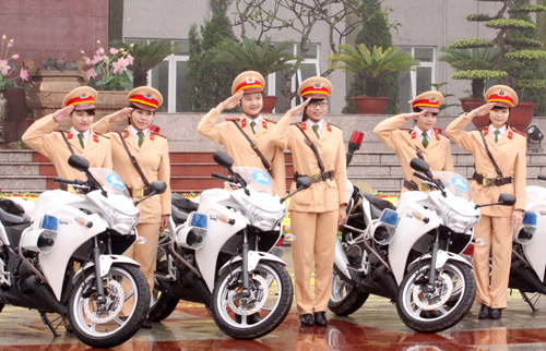 Những nữ cảnh sát giao thông xinh đẹp tạo dáng bên các mô tô phân phối lớn.