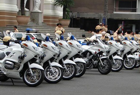 Các chiến sĩ cảnh sát vui vẻ cùng dàn xe BMW R series. Đây là mẫu xe phân khối lớn được đánh giá là khủng nhất trang bị cho cảnh sát Việt Nam.