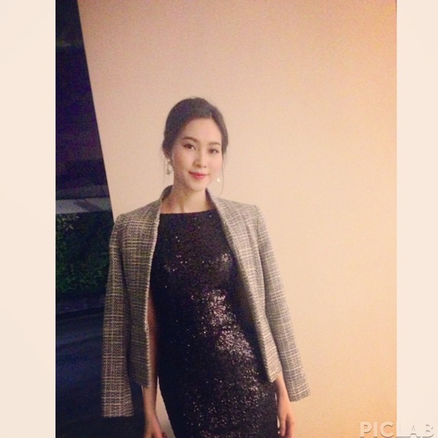 Hoa hậu Đặng Ngọc Hân dịu dàng với váy đen và áo khoác khi đi dự sự kiện.