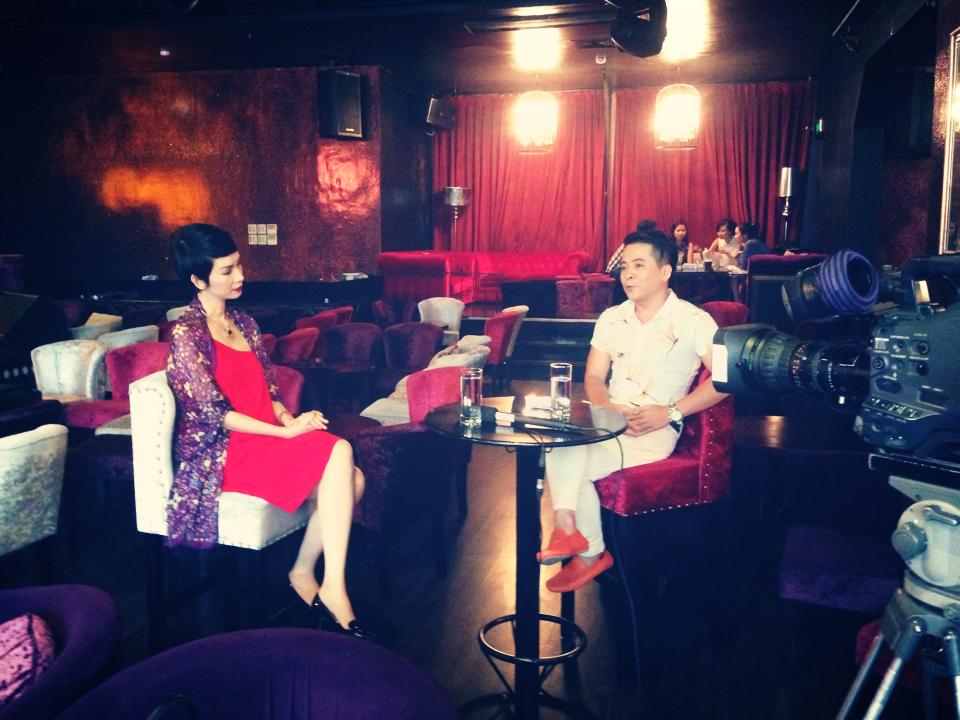 Xuân Lan và bạn thân là nhà báo Chu Minh Vũ trong một chương trình chuẩn bị phát trên kênh VTC.