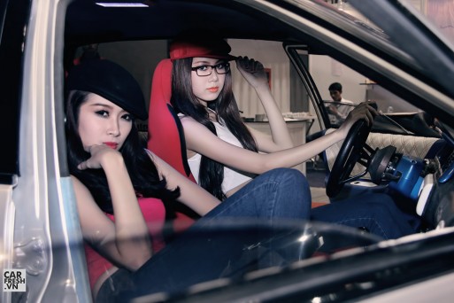 Cặp người mẫu nữ Lâm Ngân và Quỳnh Như đã ngẫu hứng tạo dáng rất kiểu cách trước ống kính CarFresh bên những chiếc xe độ độc đáo từ xưởng Wit Tuning tại triển lãm Saigon Autotech