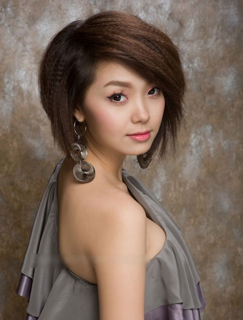 Minh Hằng kết hợp phong cách make-up nhẹ nhàng với kiểu tóc ngắn xù nhằm tăng nét trẻ trung, tươi tắn.