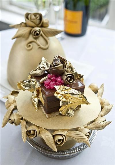 Pudding Chocolate - Khách sạn Lindeth Howe Country House Anh (35.000 USD). Loại bánh này được làm từ chocolate cao cấp, trứng cá muối vàng và trang trí kim cương 2 carat.