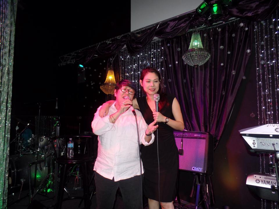 Một khán giả hâm mộ hát cùng Thanh Thảo khi cô biểu diễn tại Hải Ngoại.