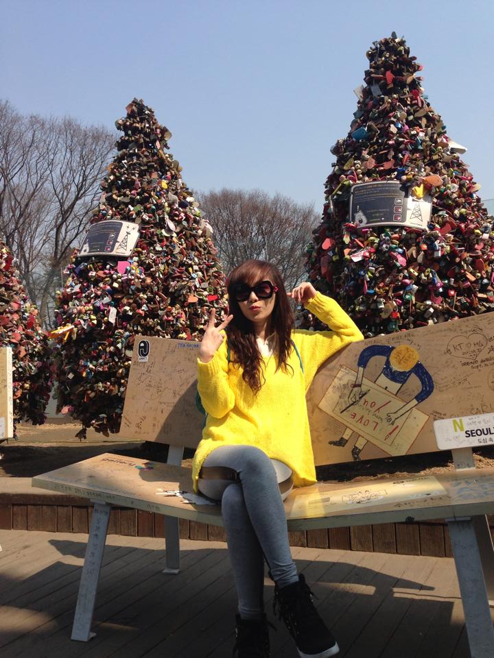 Quỳnh Nga "Quá là hạnh phúc khi đứng ở đâyCây khoá tình yêu, ghế tình yêu tại Seoul, Hàn Quốc".