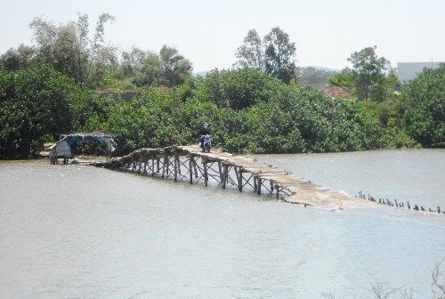 Cầu Bến Gỗ (bắc ngang sông Hà Thanh nối tổ 62, khu vực 7, phường Nhơn Bình, TP Quy Nhơn với thôn Phổ Trạch, xã Phước Thuận, huyện Tuy Phước, Bình Định).