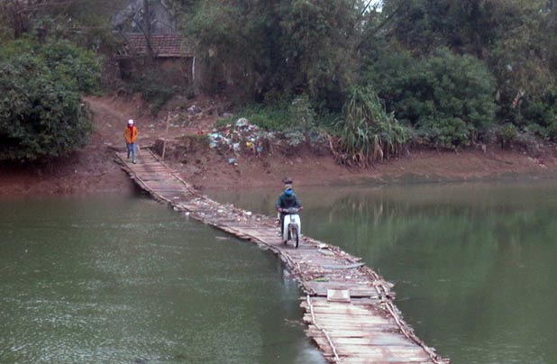 Không chỉ có cầu Bến Gỗ, cây cầu gỗ nối liền hai bên bờ sông Hoàng Mai (Nghệ An), đoạn qua xóm 18, xã Quỳnh Vinh và khối 14 xã Mai Hùng (TX Hoàng Mai) cũng rơi vào tình trạng tương tự.