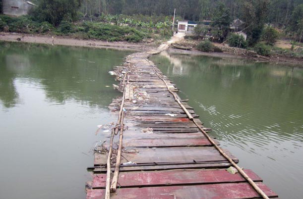 Cây cầu này là con đường duy nhất để hàng trăm người dân của các xã Quỳnh Vinh và Mai Hùng, Quỳnh Trang, Quỳnh Tân lưu thông mỗi ngày.