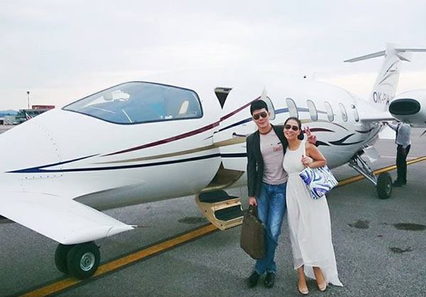 Những ngày qua, nhiều người xôn xao khi Nathan Lee bất ngờ khoe bức ảnh chụp cùng nữ ca sĩ Thu Minh bên chiếc máy bay màu trắng và khẳng định nó là "của chị Minh".