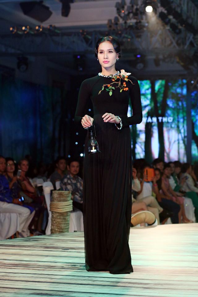 Sau khi giành vương miện Hoa hậu Phụ nữ Việt Nam qua ảnh năm 2007, Dương Mỹ Linh dấn thân vào con đường catwalk và nhanh chóng tạo dựng được danh tiếng. Nhưng bộ sưu tập áo dài nền nã, thanh lịch và quyến rũ ít khi vắng mặt cô.