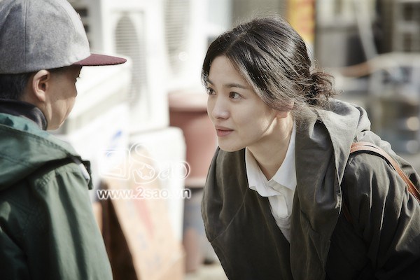 Song Hye Kyo hóa thân thành bà mẹ trẻ Mira trong bộ phim điện ảnh My Brilliant Life. Con cô không may bị mắc bệnh nan y nên khi 16 tuổi đã già như ông lão 80.