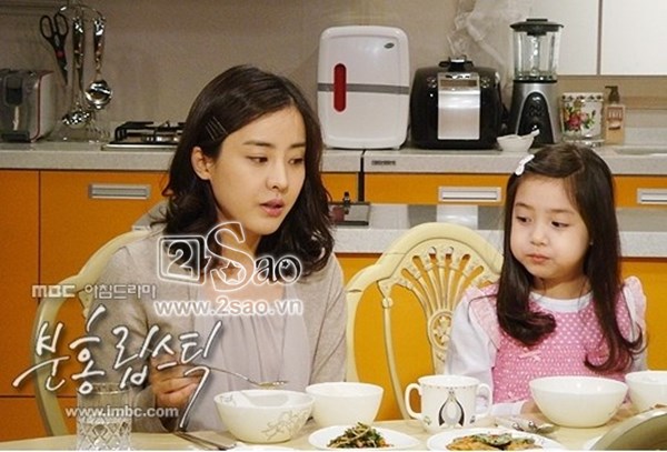Dù Na Ri (Kim Soo Jung) không phải con ruột của Yoo Ga Eun (Park Eun Hye) nhưng cô nàng vẫn chăm sóc và đối xử rất tốt với cô bé. Chẳng thế mà Na Ri yêu Ga Eun hơn cả mẹ đẻ.