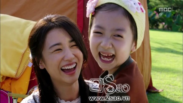 Park Ha Sun cười rạng rỡ bên "con gái" trong Two Weeks.