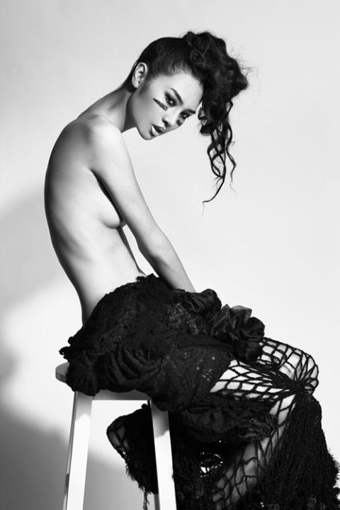 Ngọc Oanh giải 3 cuộc thi Siêu mẫu Quốc tế với bức ảnh bán nude ấn tượng.