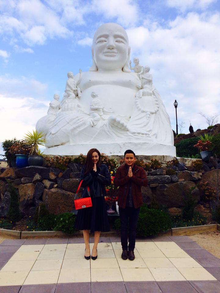 Minh Hằng và bạn đi chùa tại Úc.