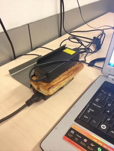 Sạc laptop trở thành máy ép bánh mỳ hiệu quả.