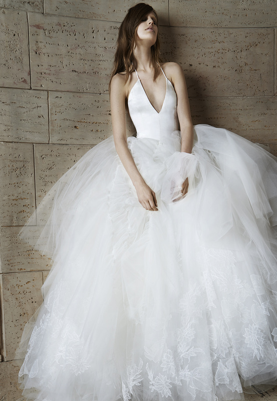 Chất liệu lụa kết hợp với voan xuyên thấu và ren  cao cấp là xu hướng được nhà Vera Wang lăng-xê trong bộ sưu tập áo cưới dành cho mùa thu đông 2014.