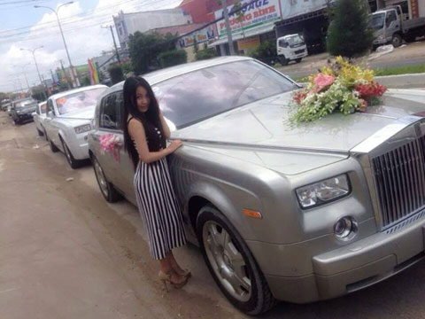 Đám rước dâu con gái một đại gia bất động sản ở Cà Mau, là một dàn xe khủng với bộ đôi Rolls-Royce Phantom và siêu xe Bentley Continental GT Speed.