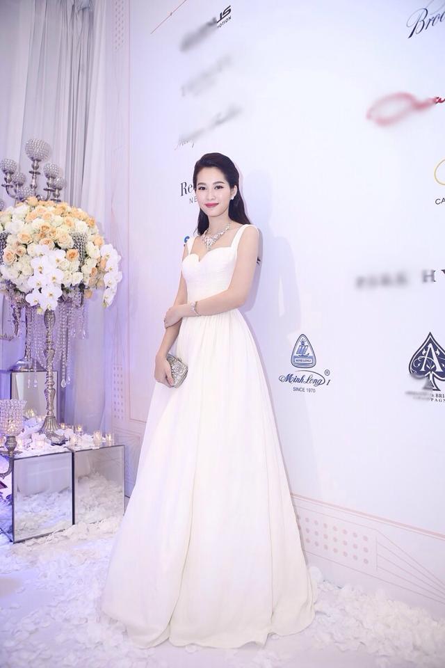 Hoa hậu Thu Thảo lỗng lẫy trong một sự kiện.