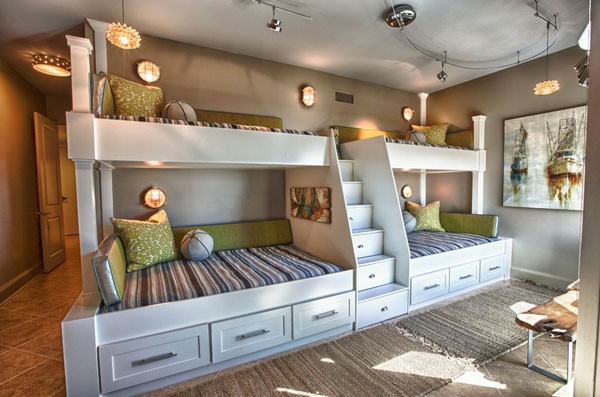Không chỉ phù hợp cho trẻ nhỏ mà kiểu giường này còn phù hợp cho những gia đình đông người sống trong không gian nhỏ mà vẫn muốn có sự riêng tư.