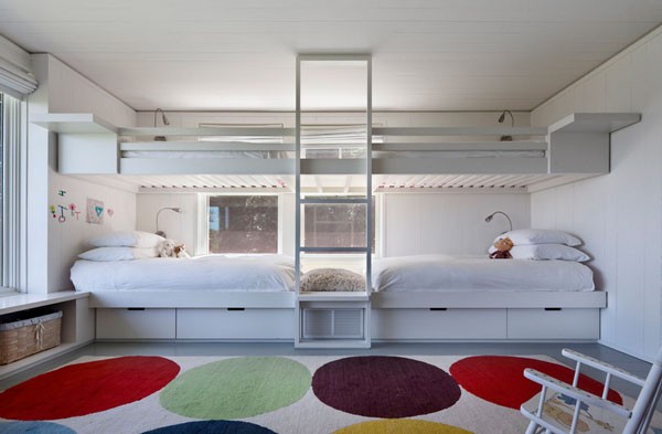 Giường tầng trắng với thảm chấm bi bắt mắt và sáng tạo.