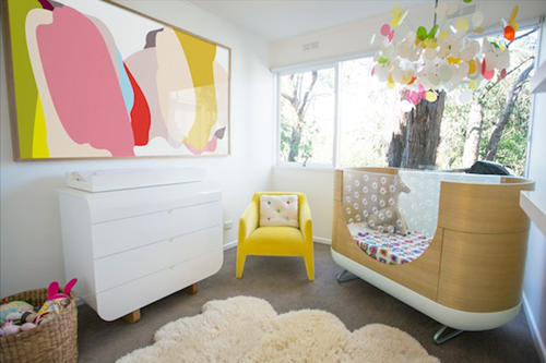 Trang trí mới lạ.Một bức tranh nghệ thuật có thể làm căn phòng trở nên mới lạ, kèm chiếc giường cho trẻ bằng gỗ hiện đại.