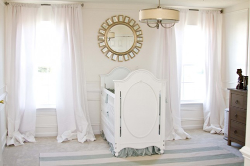 Phòng màu trắng làm cho bạn cảm thấy sạch sẽ và mang xu hướng cổ điển. Điểm nhấn là chiếc tủ bằng gỗ tối màu và trang trí thêm gương, đèn viền vàng càng tăng thêm sự nổi bật.