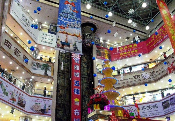 Từ lâu, trung tâm thương mại Lowu, Thâm Quyến (Trung Quốc) đã trở thành điểm mua sắm hàng hiệu giả phổ biến đối với dân cư Hong Kong và du khách quốc tế bởi giao thông thuận tiện và giá cả phải chăng.
