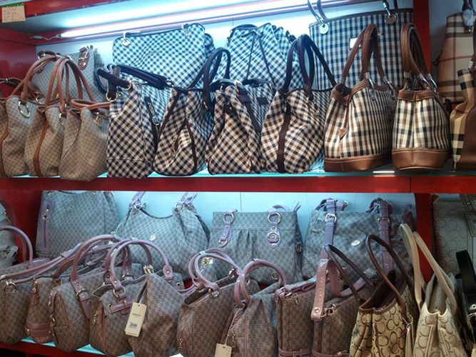 Đa số các sản phẩm bày bán tại Lowu đều là giả hoặc hàng nhái.