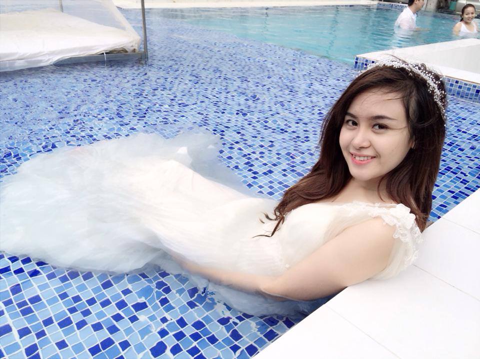 Bà Tưng điệu đà váy trắng ngâm mình trong bể bơi.