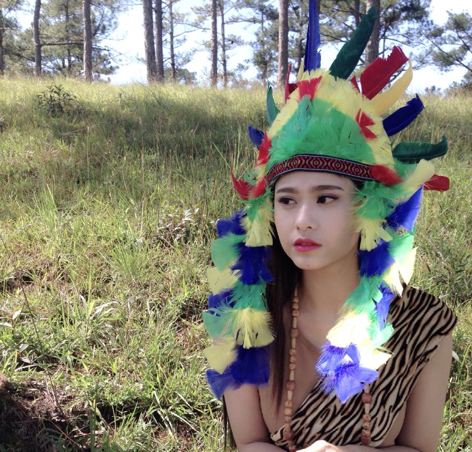 Trương Quỳnh Anh như cô gái da đỏ trong một cảnh quay của phim mới "Giờ này mà còn mơ làm nữ chúa nữa,khộ ghê!!!".