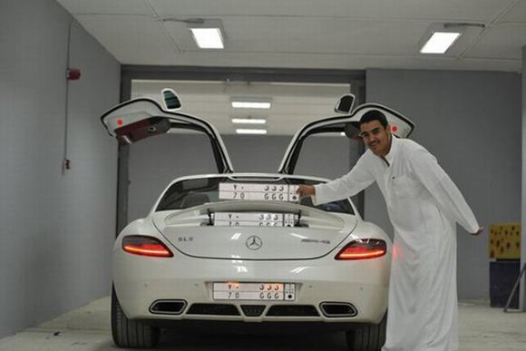 Trong bộ sưu tập của con trai tỷ phú Mohammed Al-Essa, có đầy đủ các thương hiệu đình đám nhất trong làng xe thể thao như Ferrari, Lamborghini, Porsche, Mercedes-Benz, BMW…