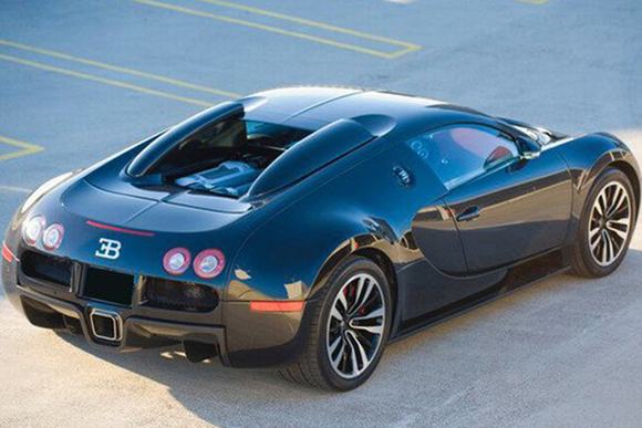 Chàng thiếu gia này cũng đã chi hơn 2,5 triệu USD để mua siêu xe Bugatti Veyron Super Sport.