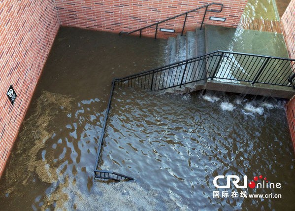 Hàng ngàn mét khối nước đã gây úng ngập nặng tại các phòng học, bãi đỗ xe ngầm của trường và thành phố.