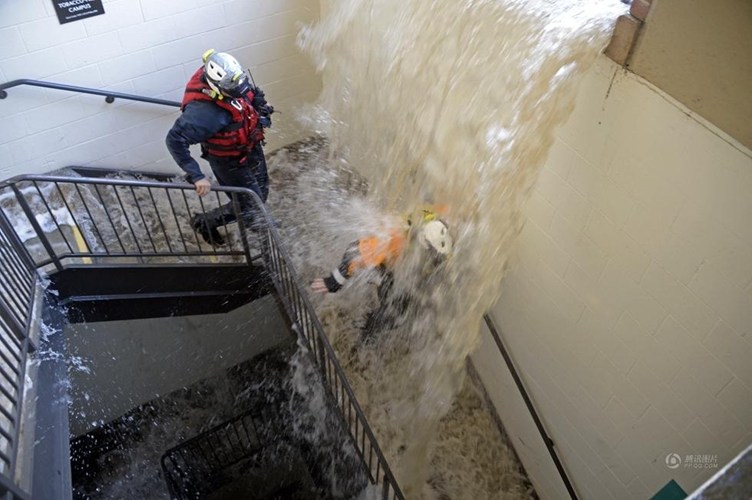 Cửa sổ xuống bãi đỗ xe nước chảy như một dòng thác gây khó khăn cho đội cứu hộ và khắc phục hậu quả.