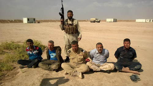 Phiến quân bắt giữ các binh sĩ quân đội Iraq.