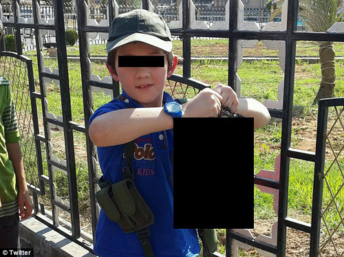 Cách đây không lâu, hình ảnh một cậu bé của phiến quân Iraq cầm thủ cấp một người lính Syria khiến dư luận phẫn nộ.