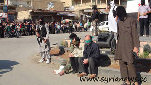Cảnh hành quyết không cần qua xét xử trên đường phố Raqqa.