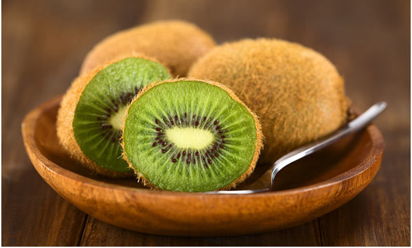 Kiwi. Vitamin C có trong kiwi là một chất chống oxy hóa chống ung thư và vô hiệu hóa ảnh hưởng của các tế bào gốc. Các folate, carotenoid và vitamin E… giúp giảm ảnh hưởng của bệnh ung thư. Quả kiwi có chứa tất cả các chất dinh dưỡng và có thể giúp cơ thể tự bảo vệ mình chống lại ung thư.